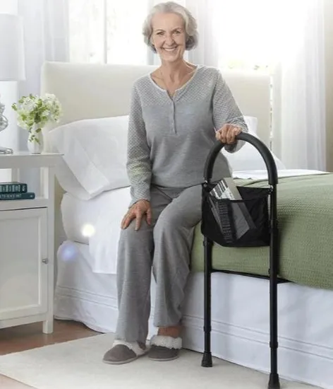 Rail de sécurité de lit réglable en hauteur avec poche de rangement pour personnes âgées.